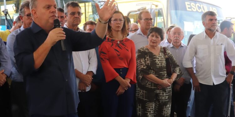 Deputados prestigiam entrega de ônibus escolares aos municípios