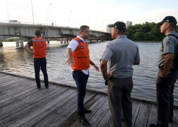 Trecho de ciclovia de ponte em Aracaju desaba sobre o rio Poxim
