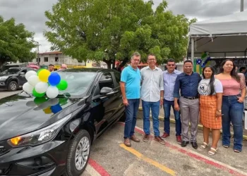Deputado Laércio Oliveira entrega veículo para o CEAME