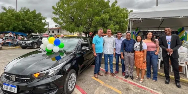 Deputado Laércio Oliveira entrega veículo para o CEAME