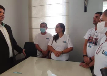 Pré-candidato, Valmir de Francisquinho assina carta-compromisso voltada ao magistério de Sergipe
