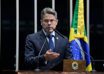 Alessandro questiona Aneel sobre aumento na conta de energia. Tarifa está 16,46% mas cara em Sergipe