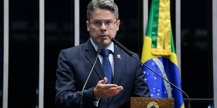 Alessandro questiona Aneel sobre aumento na conta de energia. Tarifa está 16,46% mas cara em Sergipe