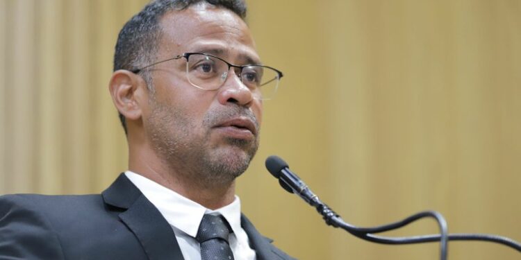 “Sergipe tem mais pessoas recebendo Auxílio Brasil que com carteira assinada”, pontua Sargento Byron