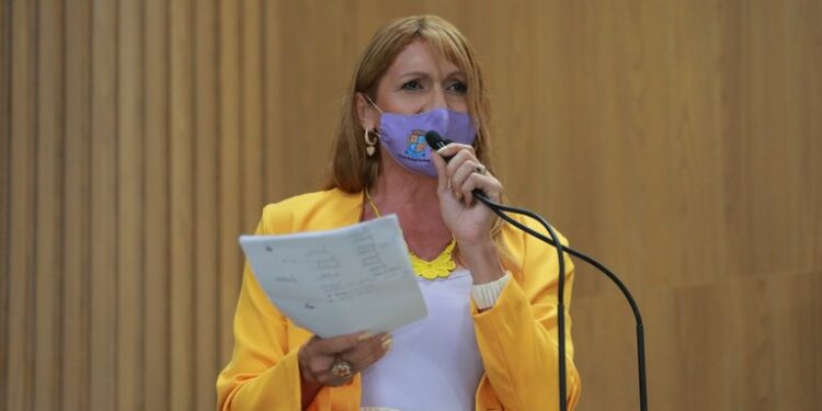 “O prefeito não está só desrespeitando os professores, mas também a esta Casa”, enfatizou Linda