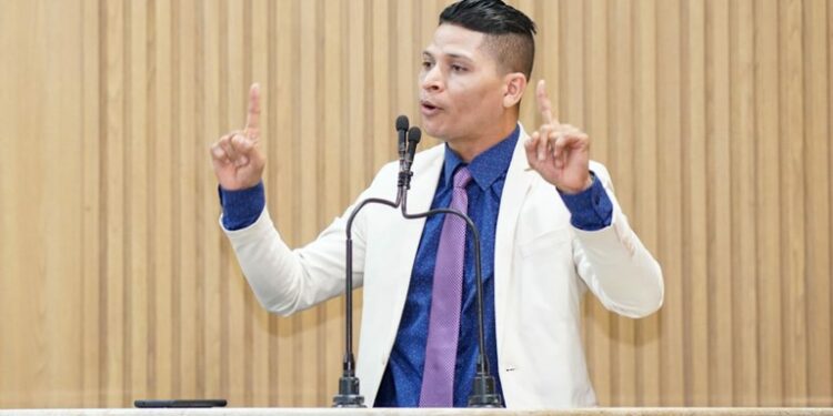 Calçada é destruída na zona norte e Soneca pede punição contra infrator