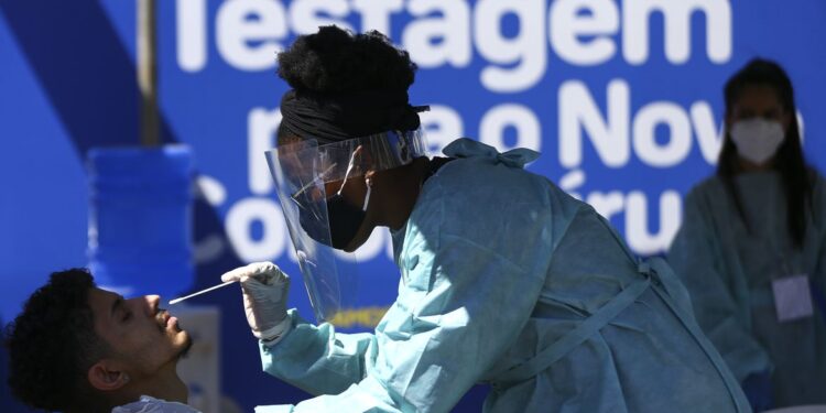 Brasil tem 12,6 mil novas infecções por covid-19 em 24h