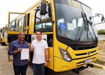 Laranjeiras recebe dois ônibus escolares do Governo do Estado