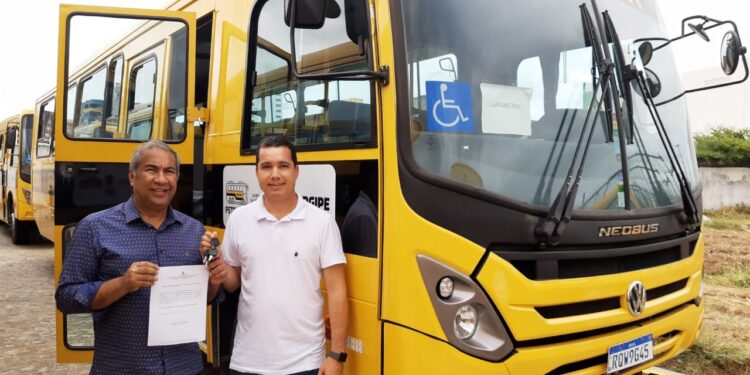 Laranjeiras recebe dois ônibus escolares do Governo do Estado