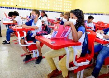 Professores da rede municipal aprovam cadernos do programa Educaju