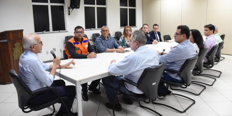 Prefeito Edvaldo reúne Comitê de Crise e pede máxima atenção nas próximas 72 horas