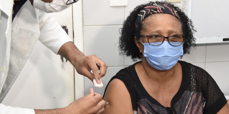 Aracaju já vacinou mais de 50 mil idosos contra influenza