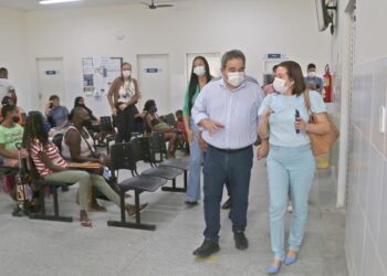 Prefeito em exercício e secretária municipal da Saúde visitam UBSs de Aracaju