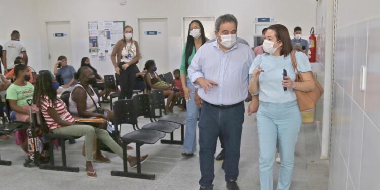 Prefeito em exercício e secretária municipal da Saúde visitam UBSs de Aracaju
