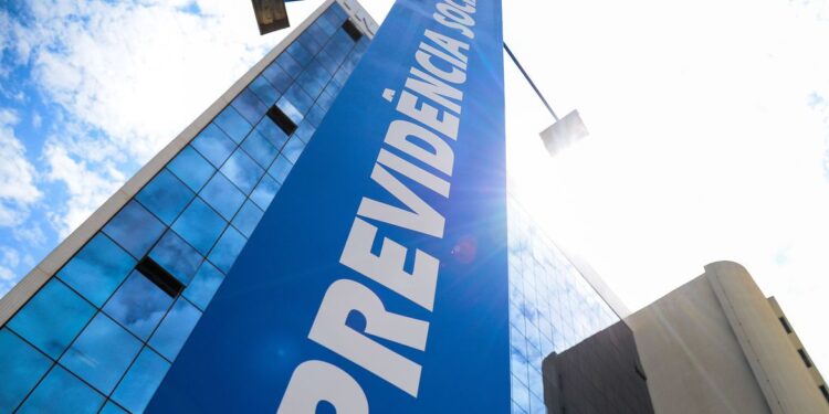 INSS começa a pagar hoje 13º a quem recebe mais que o salário mínimo