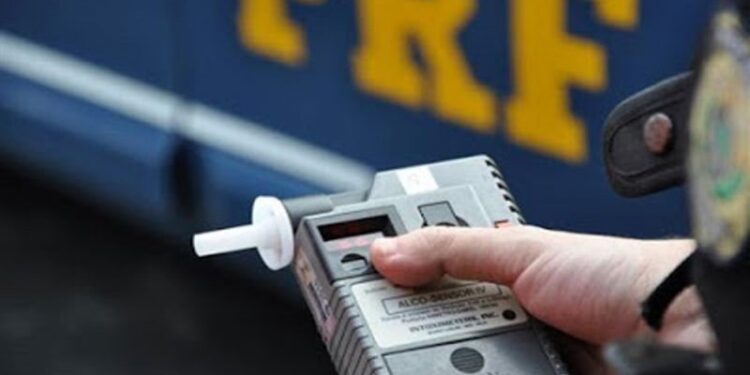 STF confirma multa para motorista que recusa bafômetro