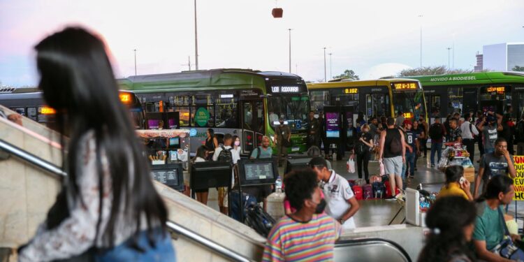Covid-19: Brasil acumula 30,5 milhões de casos e 663,7 mil óbitos