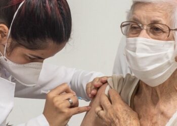 Quatro a cada dez brasileiros aptos estão sem terceira dose de vacina contra a Covid