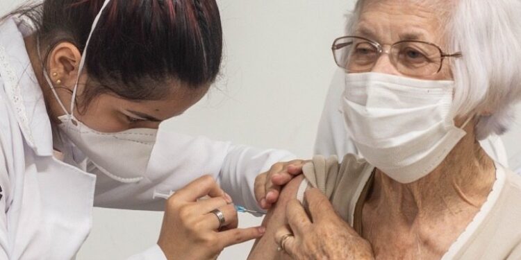 Quatro a cada dez brasileiros aptos estão sem terceira dose de vacina contra a Covid