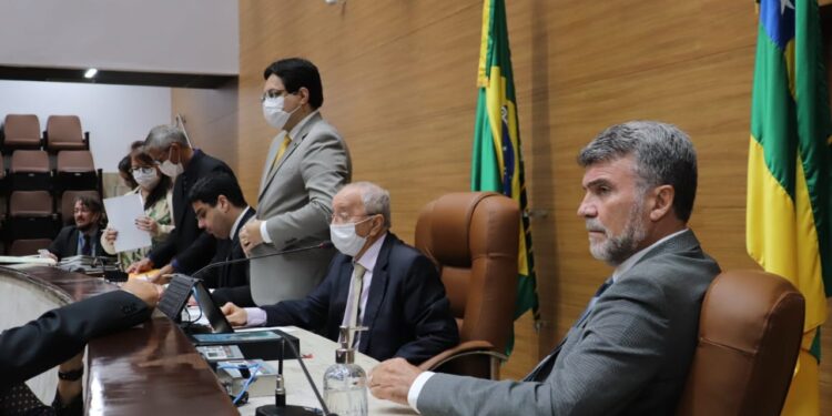 Aprovado projeto que reajusta em 6% salários dos servidores do Judiciário