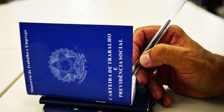 Caged: Brasil criou 196,9 mil empregos com carteira assinada em abril