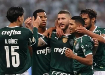 Palmeiras faz quatro gols em sete minutos, bate o Atlético-GO e abre vantagem na ponta do Brasileirão