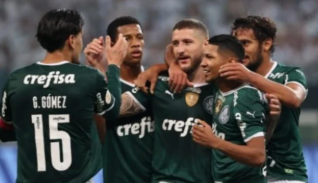 Palmeiras faz quatro gols em sete minutos, bate o Atlético-GO e abre vantagem na ponta do Brasileirão