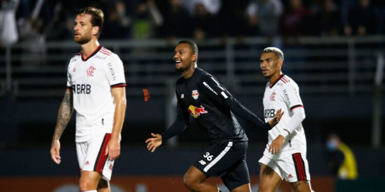 Flamengo perde para o Bragantino e vê crise aumentar