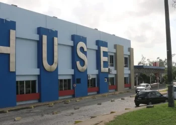 Criança de 10 anos de idade que teve cirurgia negada por plano de saúde realiza procedimento no Huse