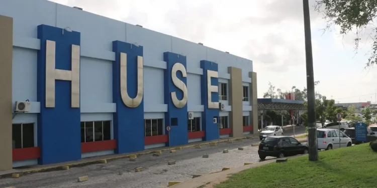 Criança de 10 anos de idade que teve cirurgia negada por plano de saúde realiza procedimento no Huse