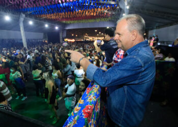 Governador participa da abertura do Arraiá do Povo, na Orla da Atalaia