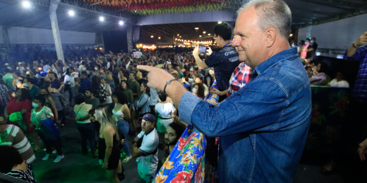 Governador participa da abertura do Arraiá do Povo, na Orla da Atalaia
