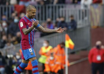 Daniel Alves confirma saída do Barcelona