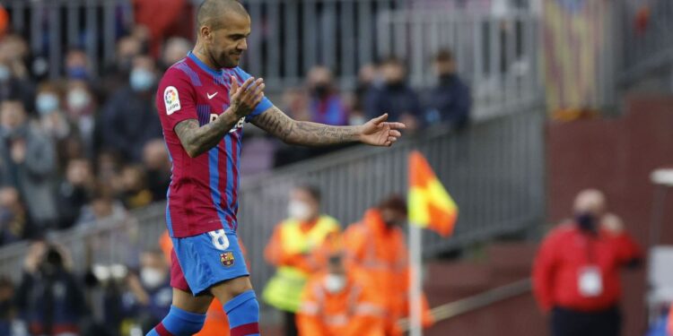 Daniel Alves confirma saída do Barcelona