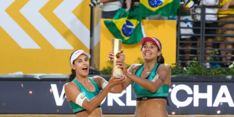 Brasil é campeão mundial de vôlei de praia com Duda e Ana Patrícia
