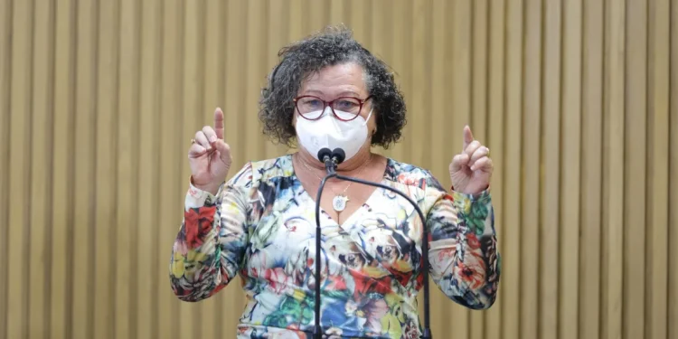 “Quais interesses impedem Edvaldo de fazer a licitação do transporte em Aracaju?”, questiona Ângela Melo
