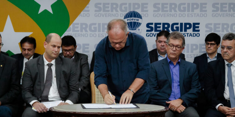 Belivaldo celebra Protocolo de Intenções com a Petrobras para estímulo da exploração do gás natural no estado