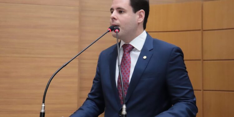 Rodrigo Valadares: “O que a Petrobras está fazendo com o povo brasileiro é um crime”