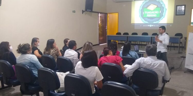 Prefeitura de Socorro recebe representante da Fundação Abrinq para reunião na Secretaria de Saúde