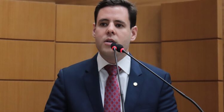 Rodrigo Valadares repudia doutrinação ideológica em escola pública