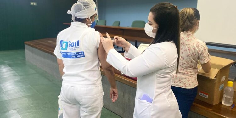 Profissionais do Huse são imunizados contra a Influenza