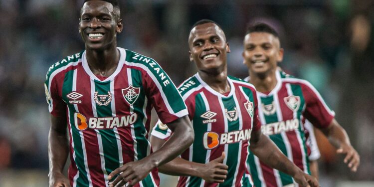 Em partida com oito gols, Fluminense supera o Atlético-MG no Maracanã
