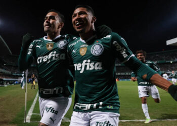 Palmeiras vence Coritiba, quebra tabu e retoma a liderança do Brasileirão
