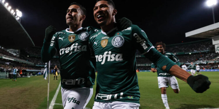 Palmeiras vence Coritiba, quebra tabu e retoma a liderança do Brasileirão