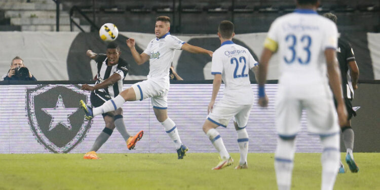 Botafogo perde para o Avaí e entra na zona de rebaixamento do Brasileirão