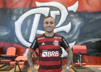 Flamengo anuncia saída de Isla e chegada de Everton Cebolinha