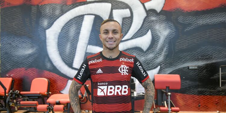 Flamengo anuncia saída de Isla e chegada de Everton Cebolinha