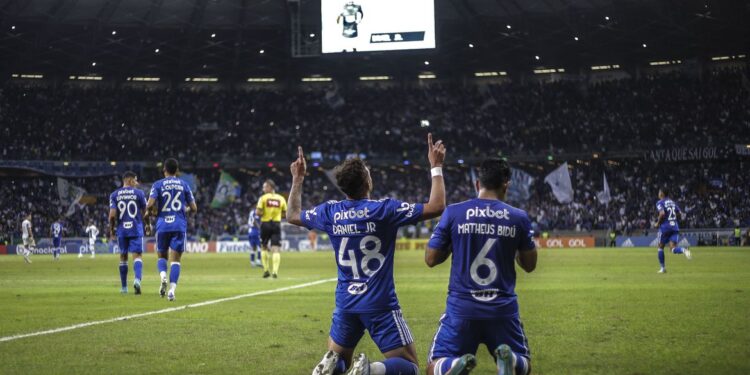Cruzeiro vence no Mineirão e amplia vantagem na liderança da Série B