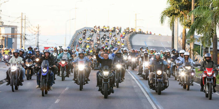 Bolsonaro tem 42,4% dos votos contra 32,1% de Lula, diz pesquisa em Goiás