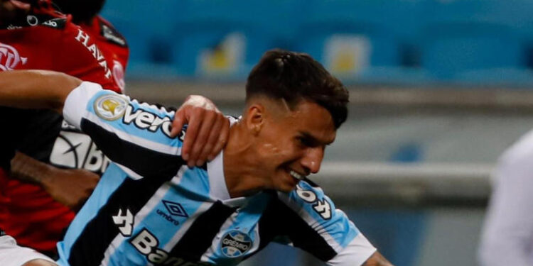 Grêmio esquece Diego, quer outro meia do Flamengo em troca de Ferreira e pede ‘R$’ no negócio